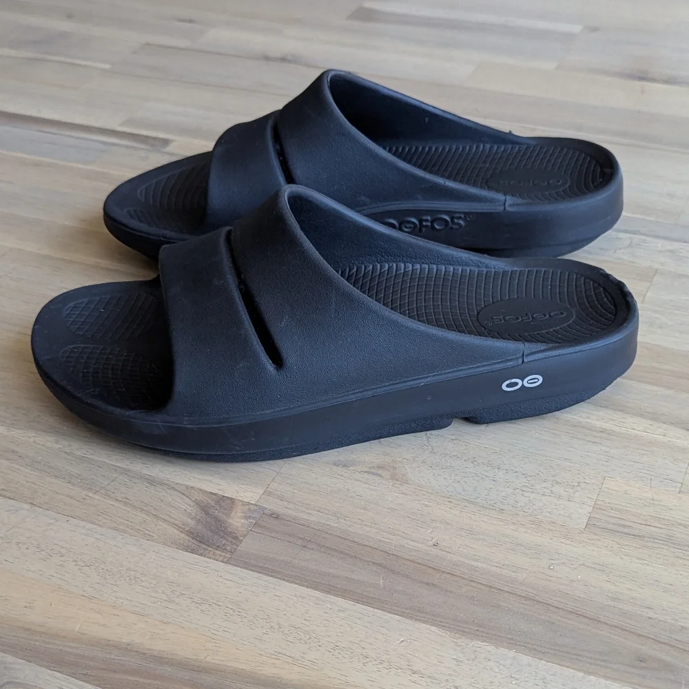 OOFOS Ooah‎ Slide Sandals (Men's 9, Women's 11)